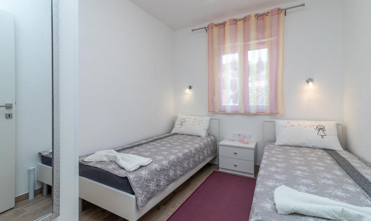 Apartment Gagula With Jacuzzi Трогір Екстер'єр фото